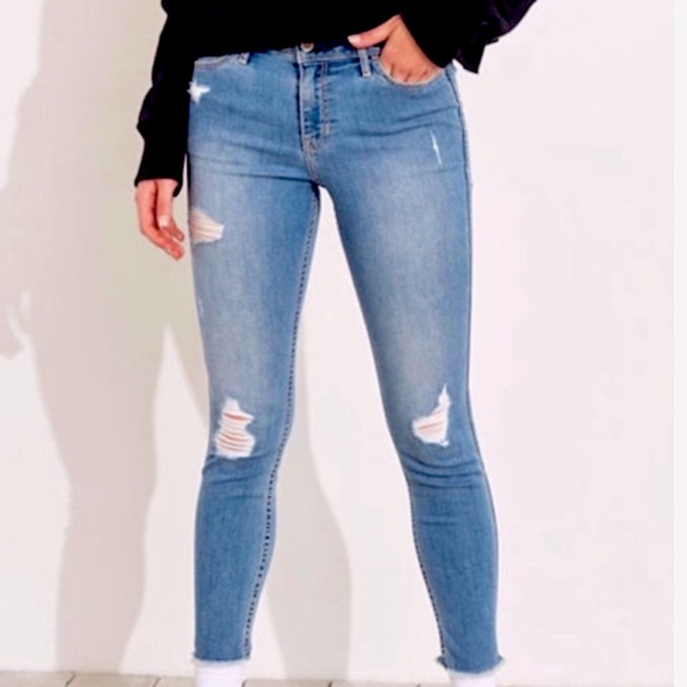 NWT Hollister Mid Rise Super Skinny stretch Distressed crop jeans size 3…